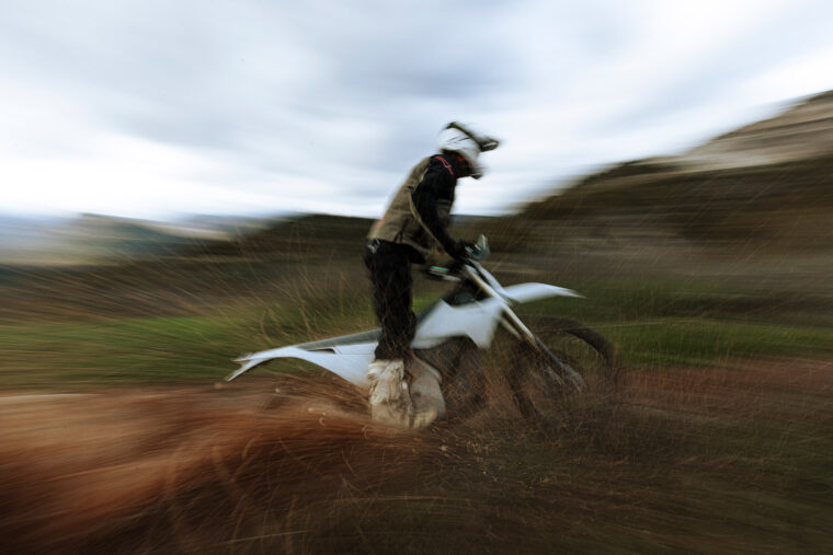 Stark-Varg-EX-2025-accion15