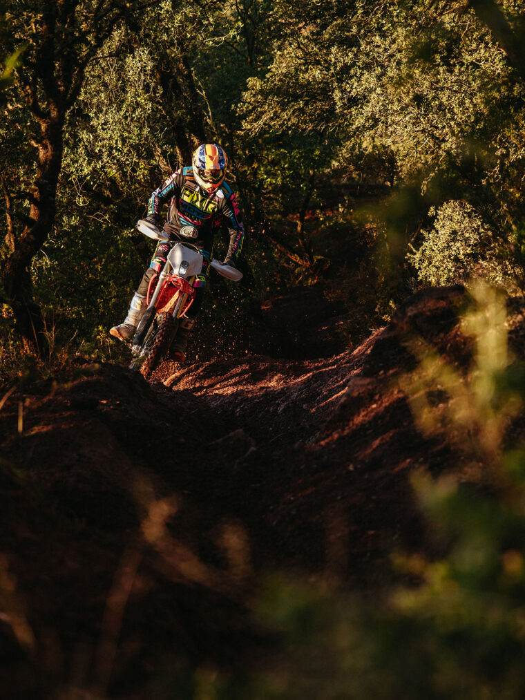 Stark-Varg-EX-2025-accion20