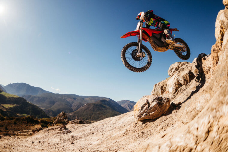 Stark-Varg-EX-2025-accion22