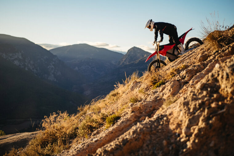 Stark-Varg-EX-2025-accion26