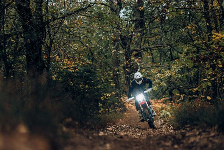 Stark-Varg-EX-2025-accion7