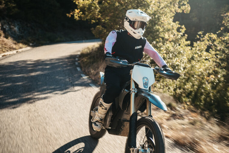 Stark-Varg-EX-2025-accion8