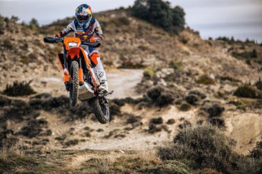KTM 125 Enduro R 2025 accion10