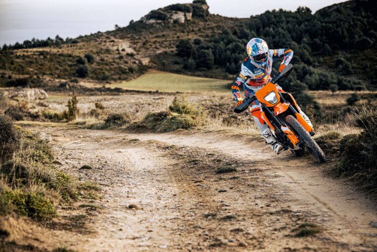 KTM-125-Enduro-R-2025-accion11