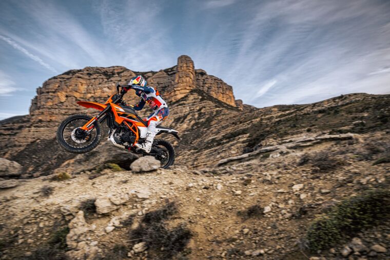 KTM-125-Enduro-R-2025-accion3