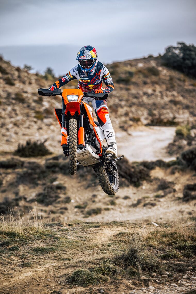 KTM-125-Enduro-R-2025-accion4