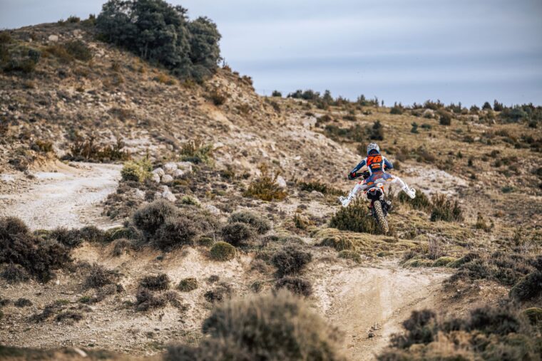 KTM-125-Enduro-R-2025-accion5