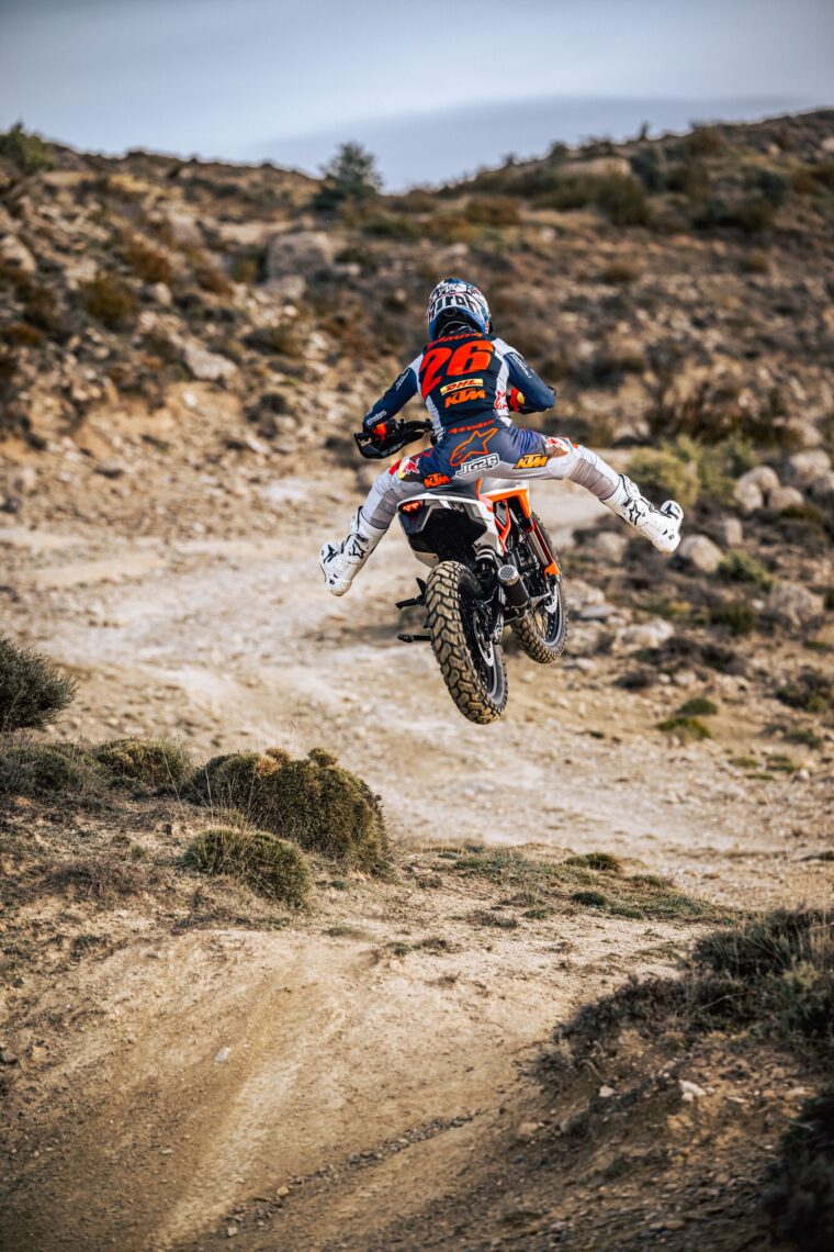 KTM-125-Enduro-R-2025-accion6