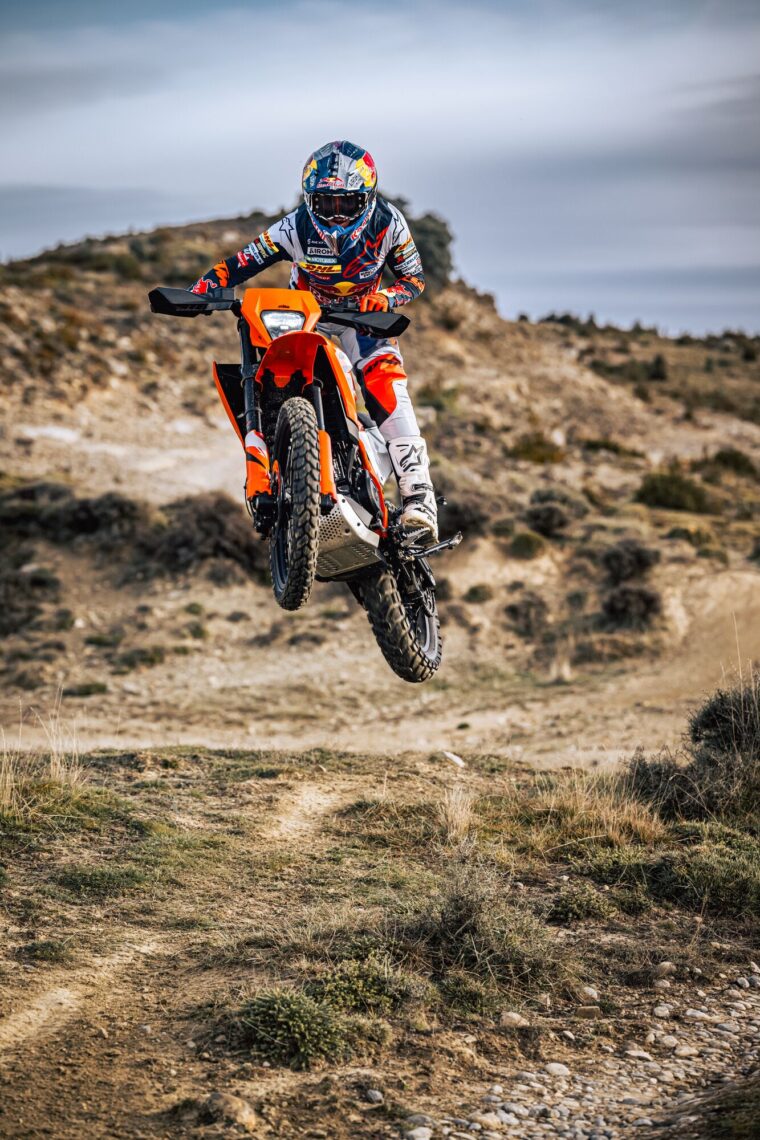 KTM-125-Enduro-R-2025-accion7