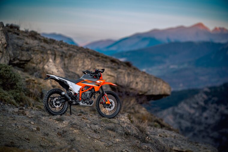 KTM-125-Enduro-R-2025-estaticas1