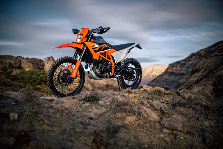 KTM-125-Enduro-R-2025-estaticas5