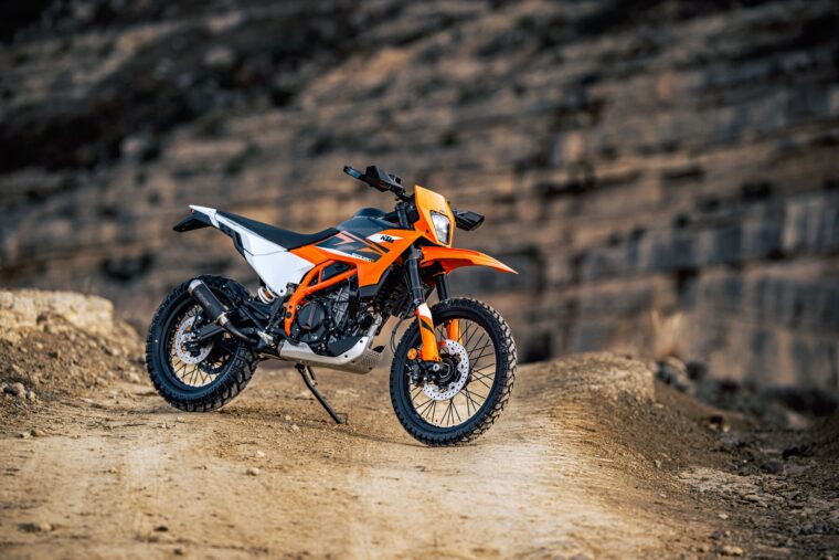 KTM-125-Enduro-R-2025-estaticas7