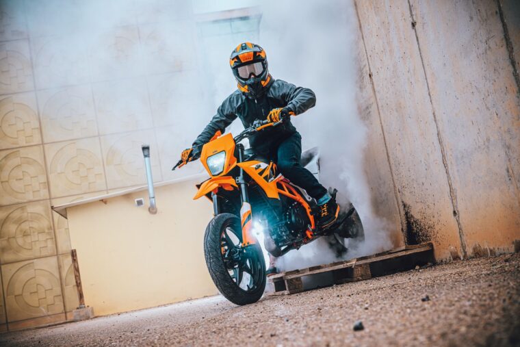 KTM-125-SMC-R-2025-accion1