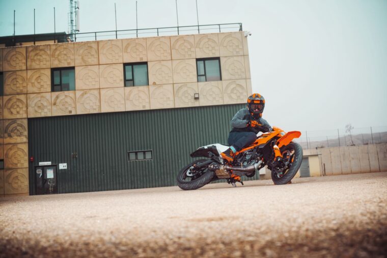 KTM-125-SMC-R-2025-accion2