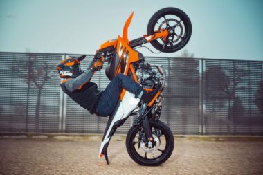 KTM 125 SMC R 2025 accion3