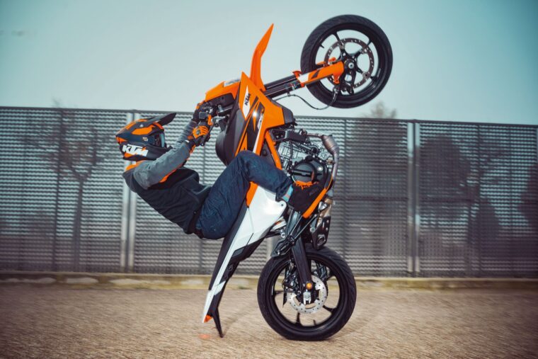 KTM-125-SMC-R-2025-accion3