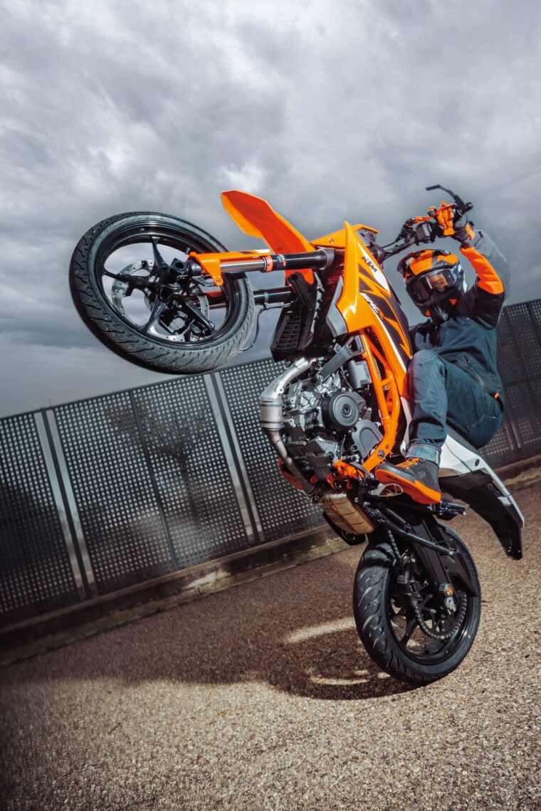 KTM-125-SMC-R-2025-accion4