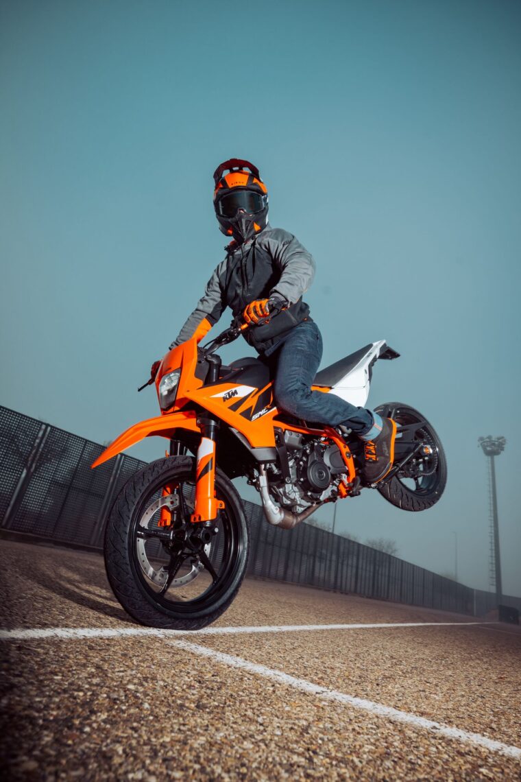 KTM 125 SMC R 2025 5 KTM 125 SMC R 2025 accion7