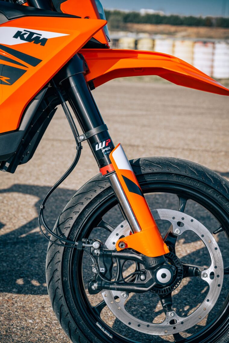 KTM-125-SMC-R-2025-detalles6