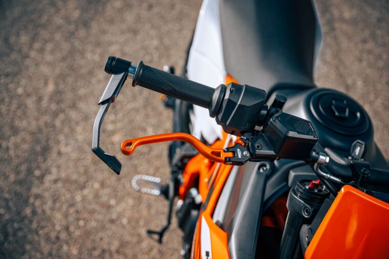 KTM-125-SMC-R-2025-detalles8