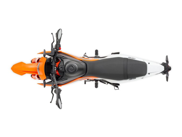 KTM-125-SMC-R-2025-estudio1