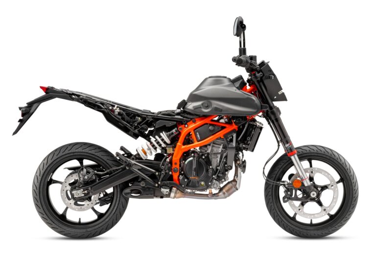 KTM-125-SMC-R-2025-estudio2