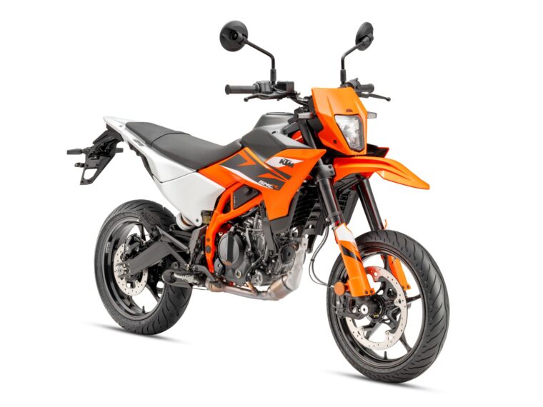KTM-125-SMC-R-2025-estudio6