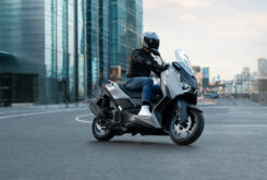 Motos 125 / Scooter 125: Países en Europa en los que puedes conducirlas sólo con carnet de coche y requisitos 6 Yamaha XMAX 125 Tech Max plus 2025 accion4