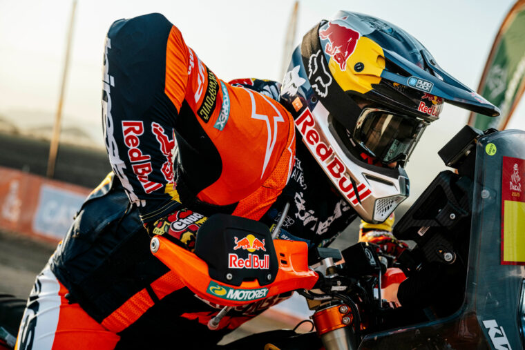 daniel sanders gana schareina etapa maraton dakar 2025 (3)