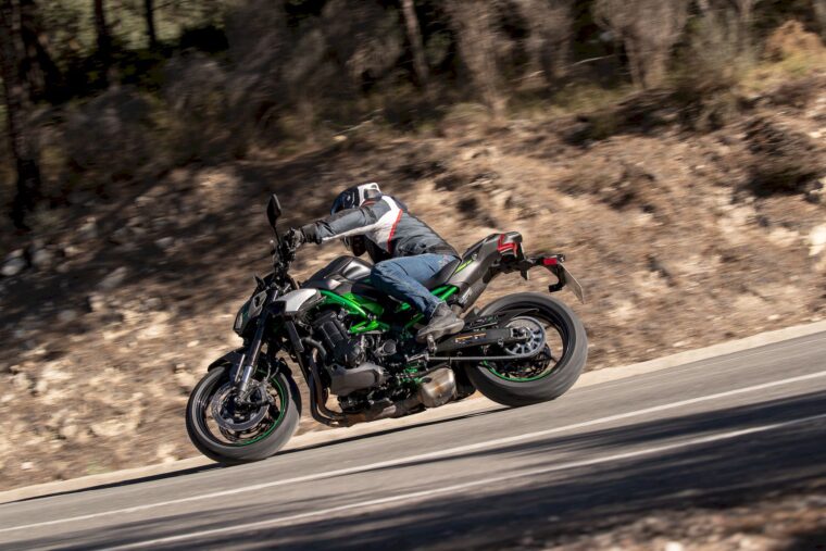 kawasaki-z900-2025-06