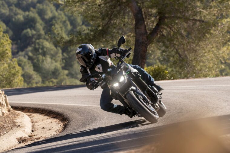 kawasaki-z900-2025-09