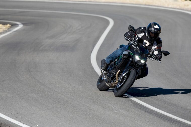 kawasaki-z900-2025-10