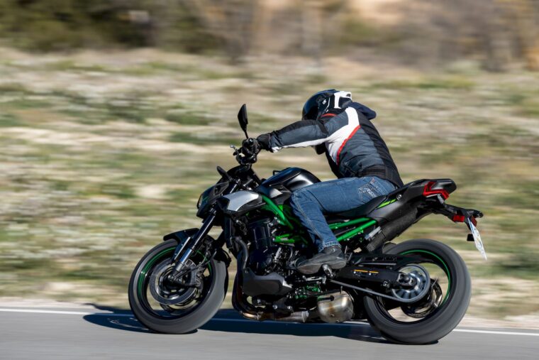 kawasaki-z900-2025-11
