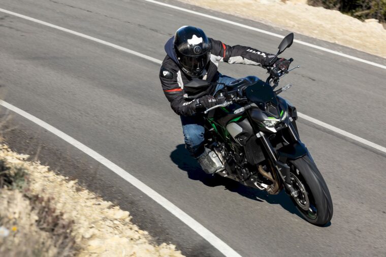 kawasaki-z900-2025-12