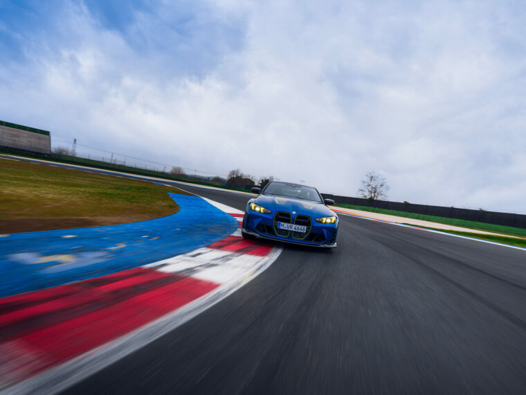 BMW-M4-CS-VR46-2025-Valentino-Rossi-circuito3