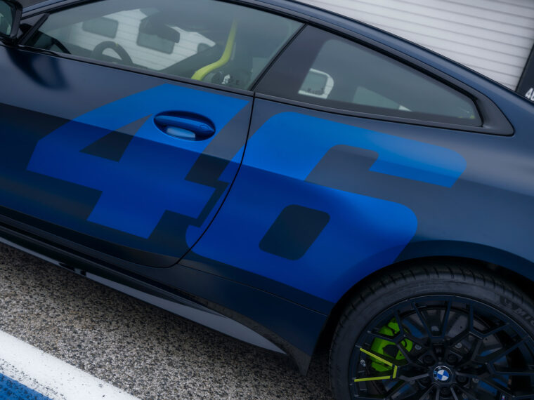 BMW-M4-CS-VR46-2025-Valentino-Rossi-circuito6