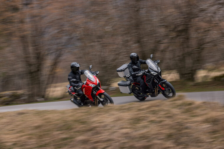 Moto-Morini-X-Cape-700-2025-accion3