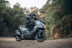 SYM ADX 300. Las 5 razones para considerar el scooter crossover 24 SYM ADX 300 2025 accion7