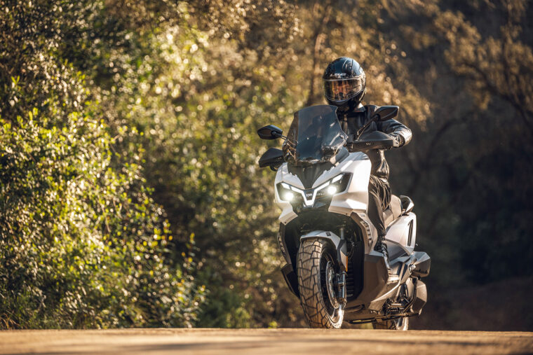 SYM-ADX-300-2025-accion9