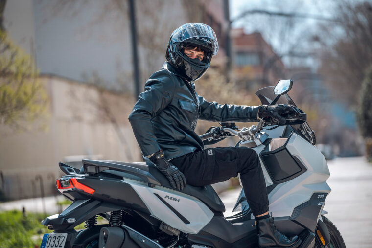 SYM-ADX-300-2025-estaticas7