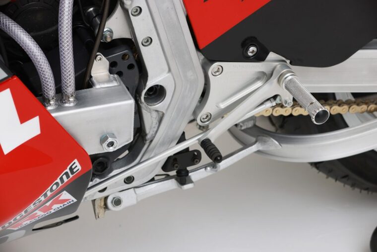 Suzuki-GSX-R750-Yoshimura-10