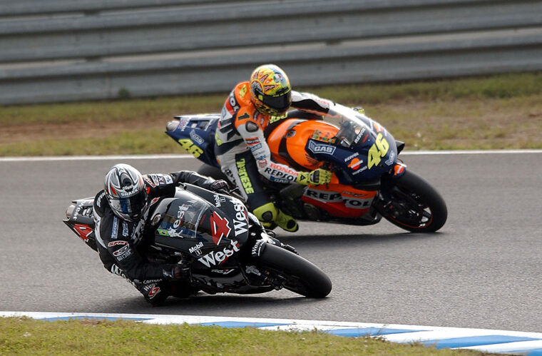 Alex Barros: «No hay forma de sacarle el título a Marc Márquez este año, a no ser que lo haga él mismo» 4 alex barros valentino rossi 2002