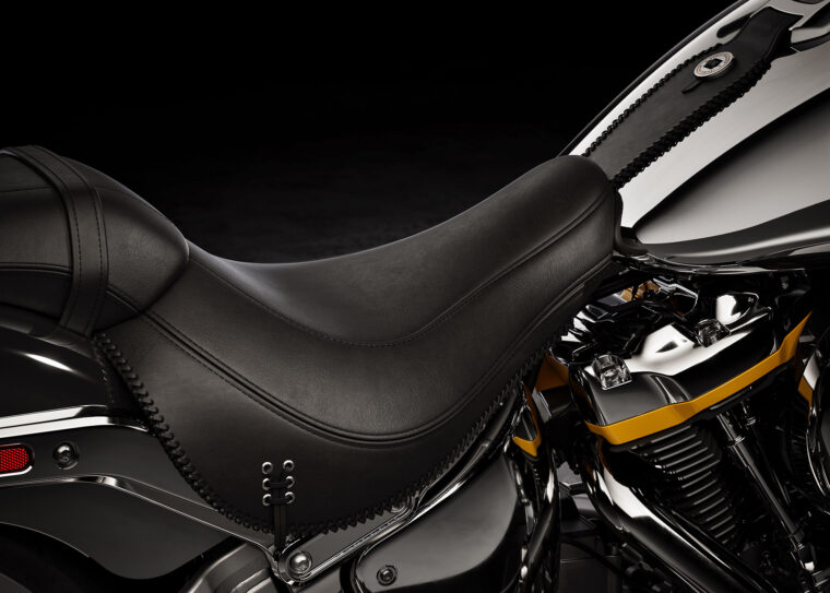 Harley-Davidson-Fat-Boy-Gray-Ghost-2025-detalles9