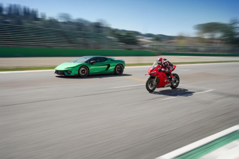 LAMBORGHINI-TEMERARIO-VS-DUCATI-PANIGALE-V4-1