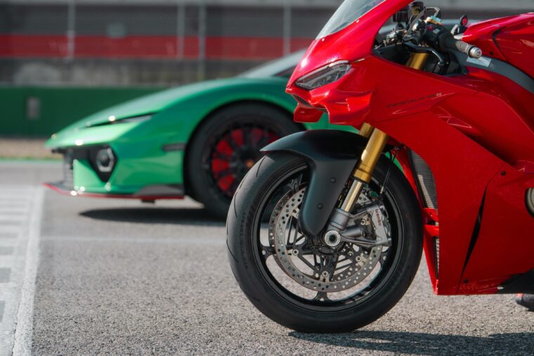 LAMBORGHINI TEMERARIO VS DUCATI PANIGALE V4 2