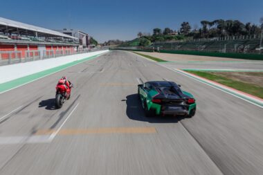 LAMBORGHINI TEMERARIO VS DUCATI PANIGALE V4 3