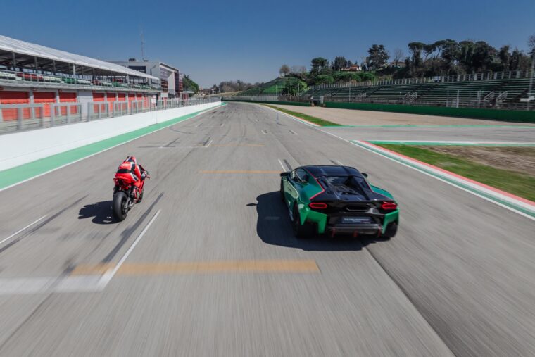 LAMBORGHINI-TEMERARIO-VS-DUCATI-PANIGALE-V4-3