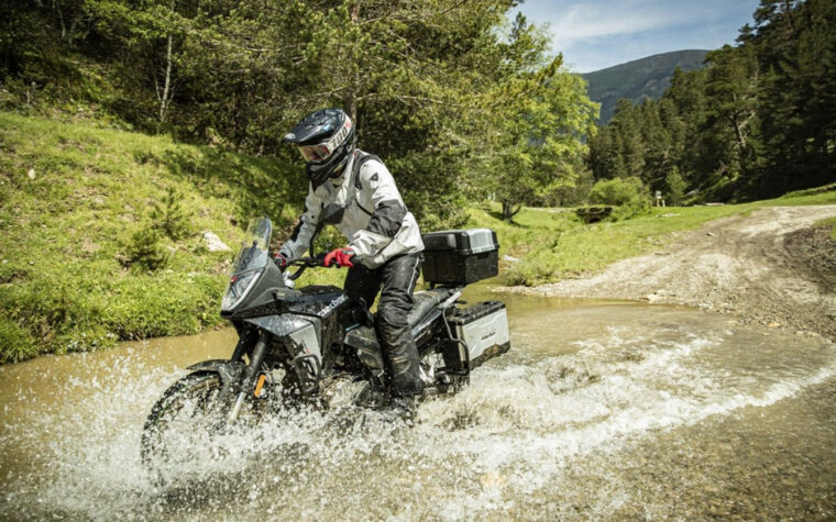 Macbor-Montana-XR1-125-EVO-2025-accion6