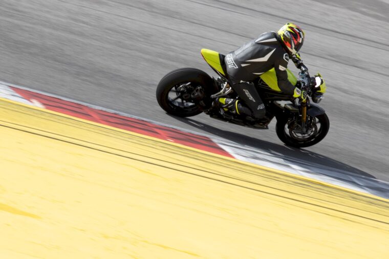 triumph-speed-triple-1200-rx-2025-11