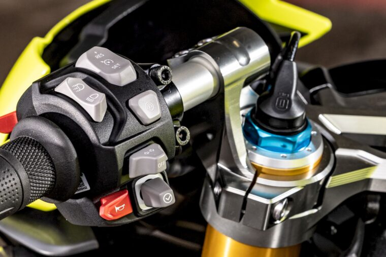 triumph-speed-triple-1200-rx-2025-35